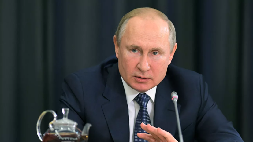 Путин поручил возродить в России производство документальных фильмов