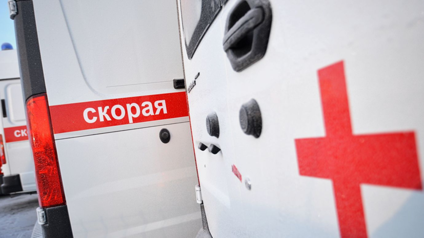 В Петербурге автомобиль наехал на двух пешеходов на остановке