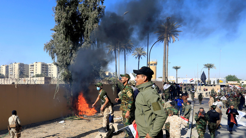 Протестующие подожгли ворота посольства США в Ираке