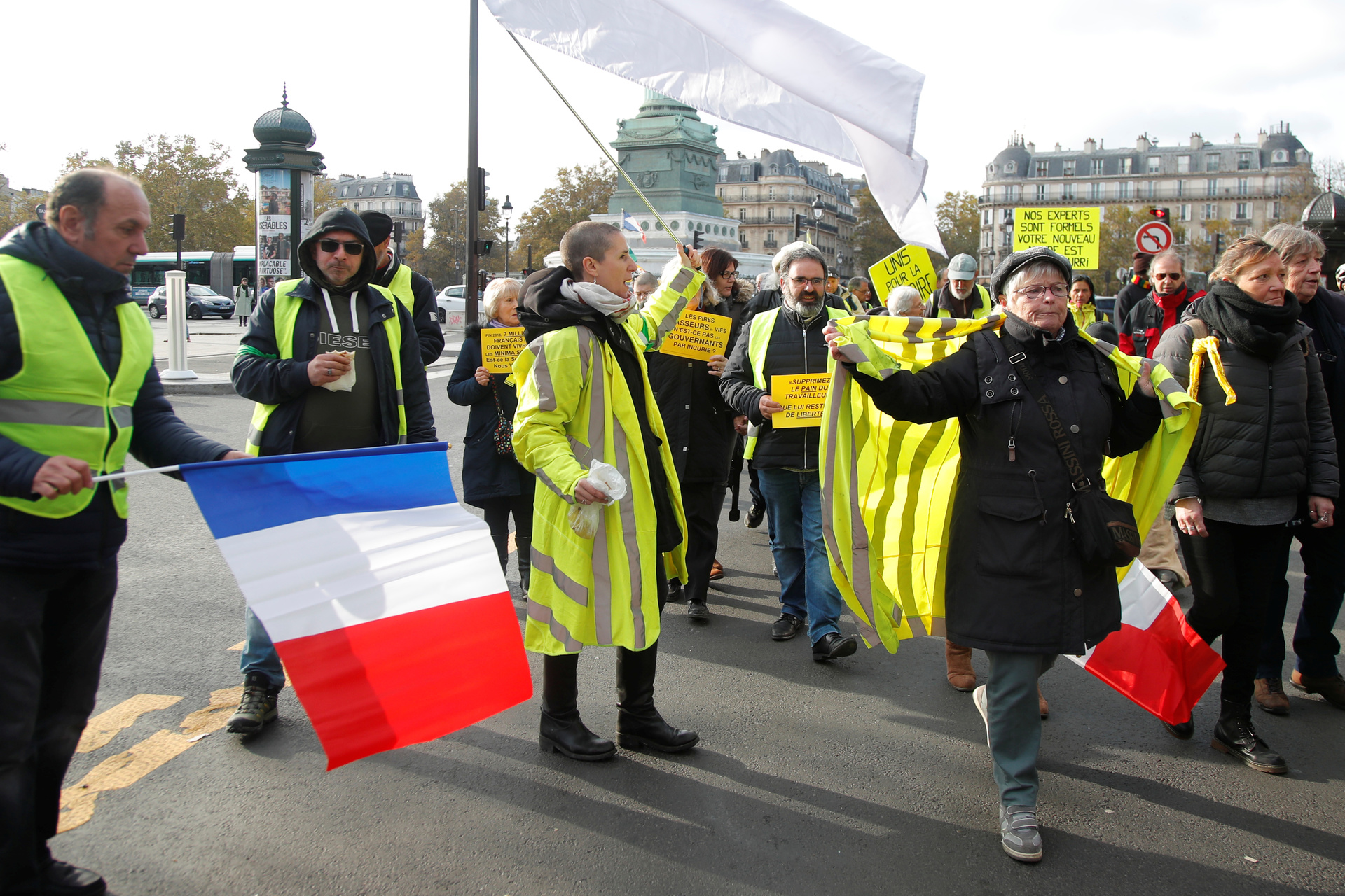 Желтое движение. Желтые жилеты Париж. Митинг желтых жилетов. Забастовки желтых жилетов во Франции. Желтые жилеты митингуют.