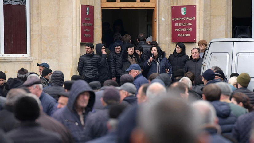 Около резиденции президента Абхазии началась акция протеста