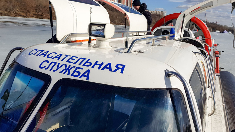 В Москве спасли провалившихся под лёд мужчин
