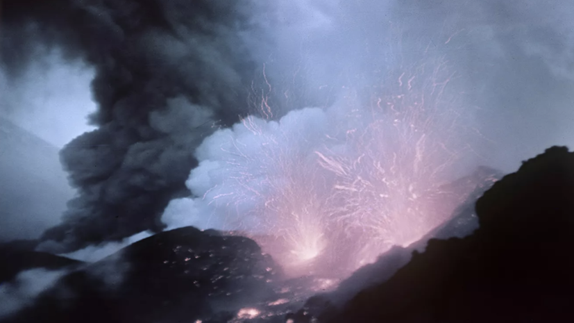 Вулкан Ключевской на Камчатке выбросил пепел на высоту 6 км
