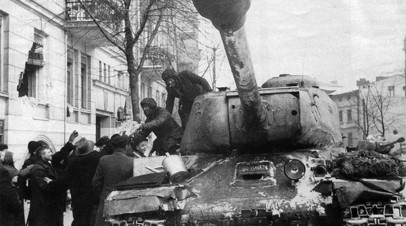 Жители Польши приветствуют советских танкистов