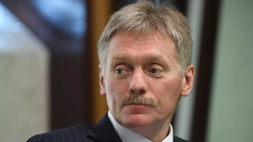 Песков прокомментировал идею дополнить Конституцию упоминанием о Боге