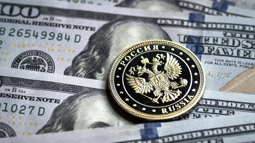 Рубль снижается к доллару и евро
