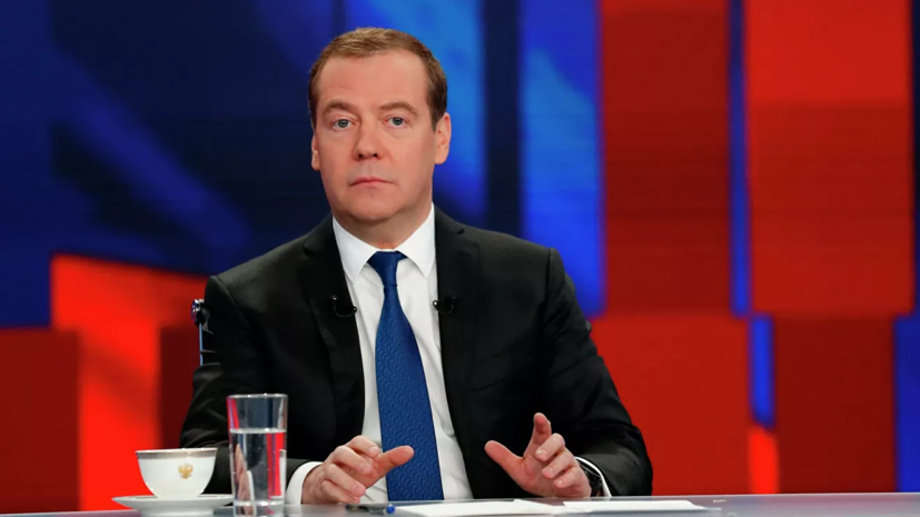 Медведев призвал перевести отделения ЕР на удалённый режим работы 