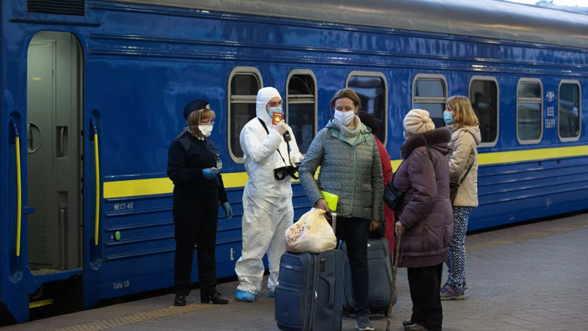 Можно ли уехать в другой. Специальные поезда. Пассажирские поезда Украины. Поезд из России в Украину. Люди уезжают из Киева.