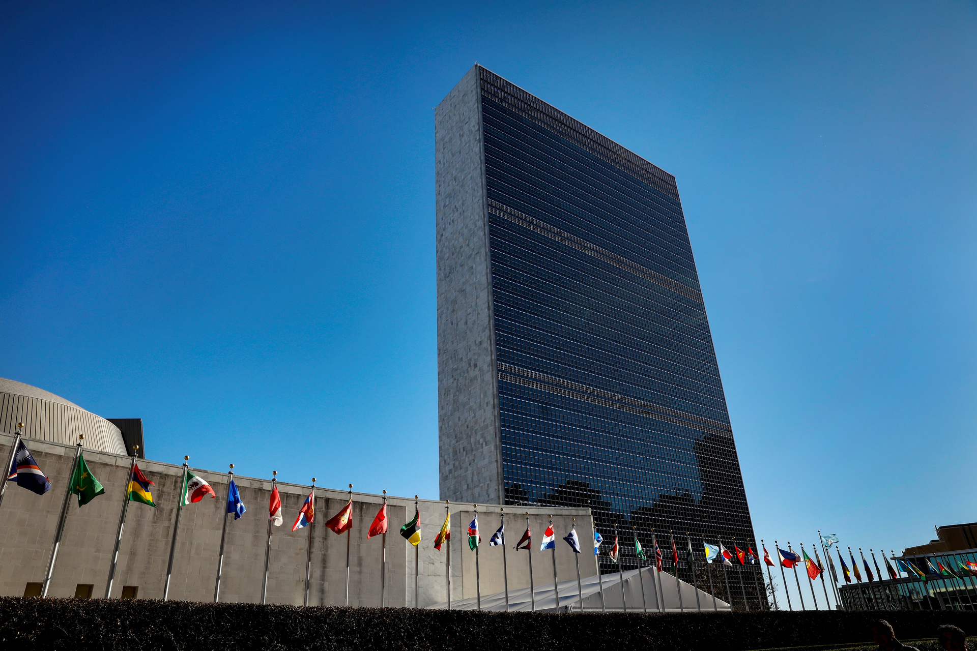 Город штаб квартиры оон. Штаб-квартира ООН В Нью-Йорке. Здание ООН В Нью-Йорке. Здание секретариата ООН В Нью-Йорке. Здание Генеральной Ассамблеи ООН В Нью-Йорке.