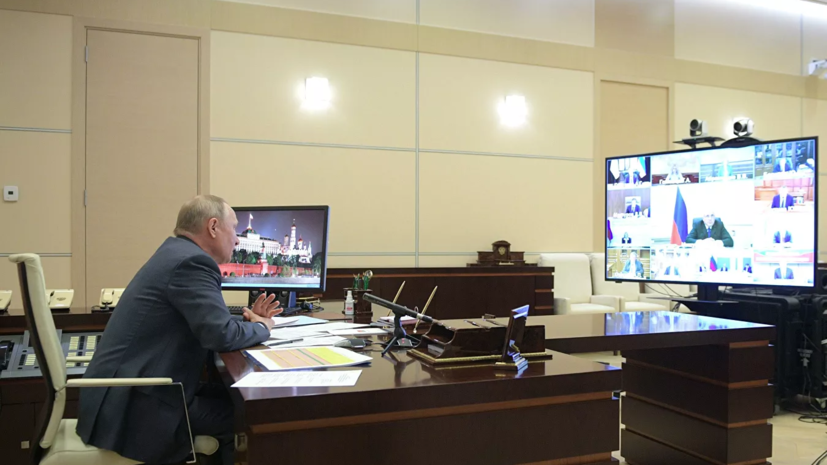 Путин продолжит работу в удалённом режиме не менее недели