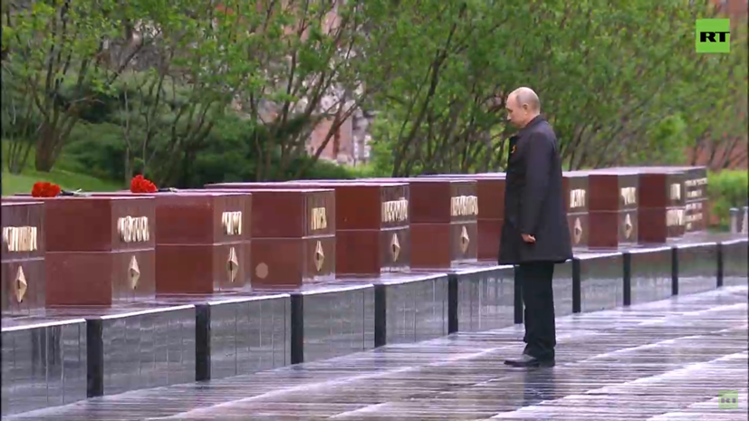 Путин возложил цветы к мемориалам городам-героям в Москве