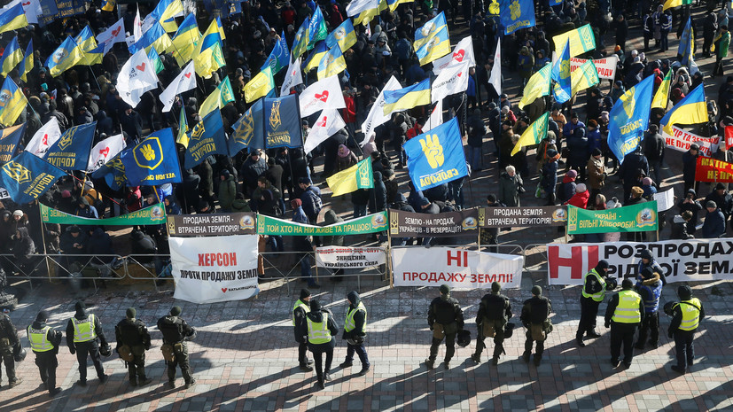 «Не соответствует интересам народа»: как украинские власти намерены провести приватизацию государственных земель