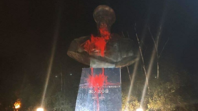 Памятник Жукову в Харькове снова облили краской