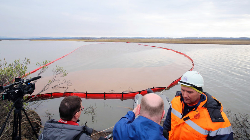 На месте ЧП в Норильске собрали более 700 тонн водонефтяной смеси