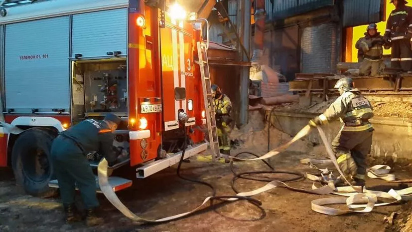 Открытое горение ликвидировано на пожаре на складе в Хабаровске