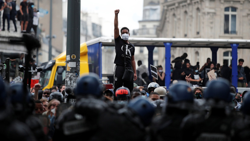 В Париже произошли столкновения между полицейскими и демонстрантами