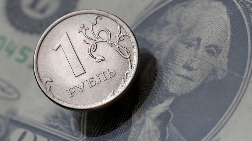 Рубль растёт к доллару на открытии торгов