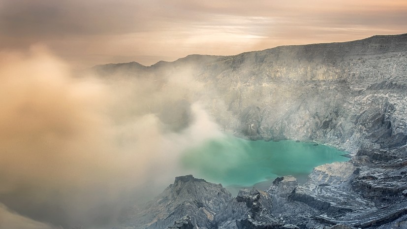 Вулкан Эбеко на Курилах выбросил пепел на высоту более 2 км