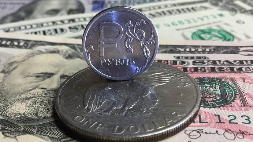 Давление рынка: курс доллара впервые за месяц превысил 71 рубль