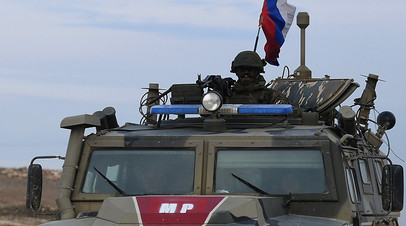 Патруль российской военной полиции в районе города Айн-Иса