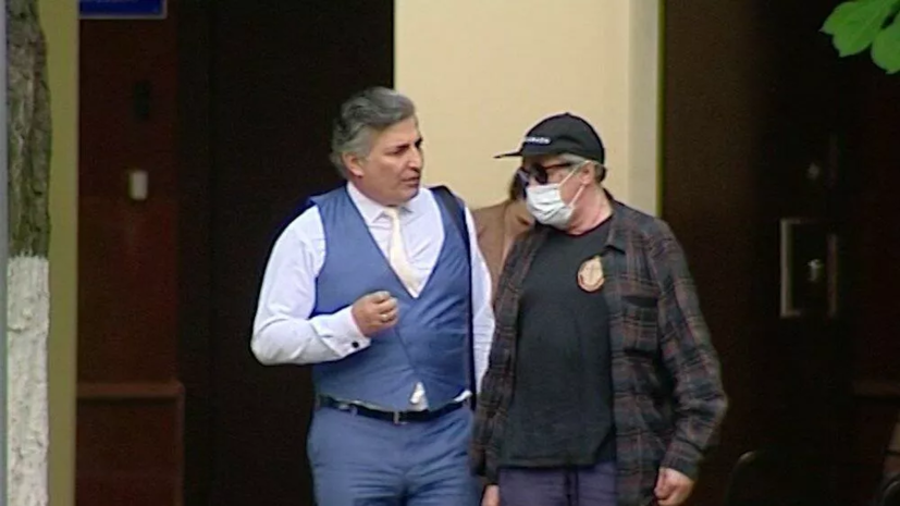 Адвокат Ефремова объяснил обращение актёра после ДТП Адвокат Ефремова объяснил обращение актёра после ДТП