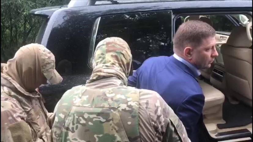 Задержанного губернатора Хабаровского края отправили в Москву Задержанного губернатора Хабаровского края отправили в Москву