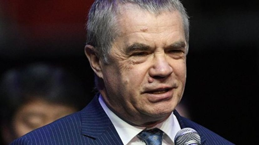 Медведев пообещал привлечь к ответственности авторов баннера с Федуном