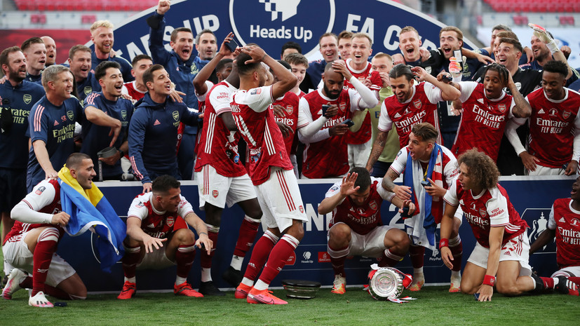 Футболисты «Арсенала» сломали трофей за победу в Кубке Англии по футболу