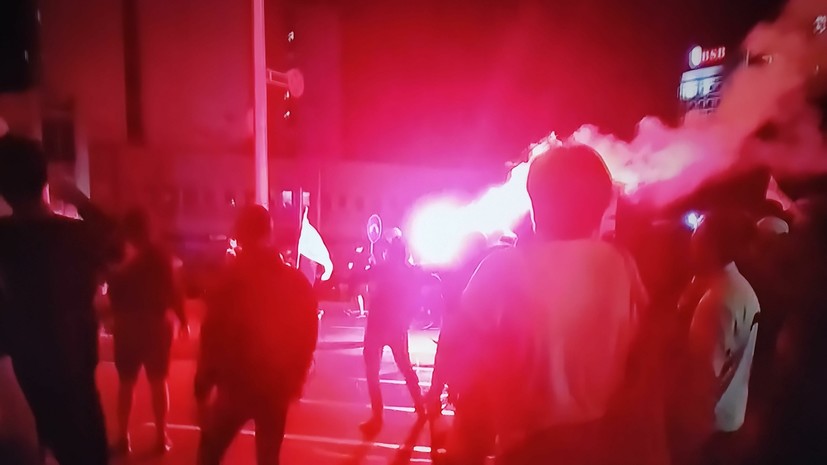 Вторая ночь протестов: стычки с ОМОНом, баррикады, гибель человека