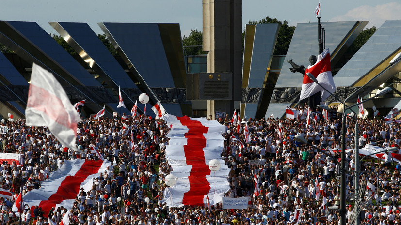 В Минске на акцию протеста собрались десятки тысяч человек