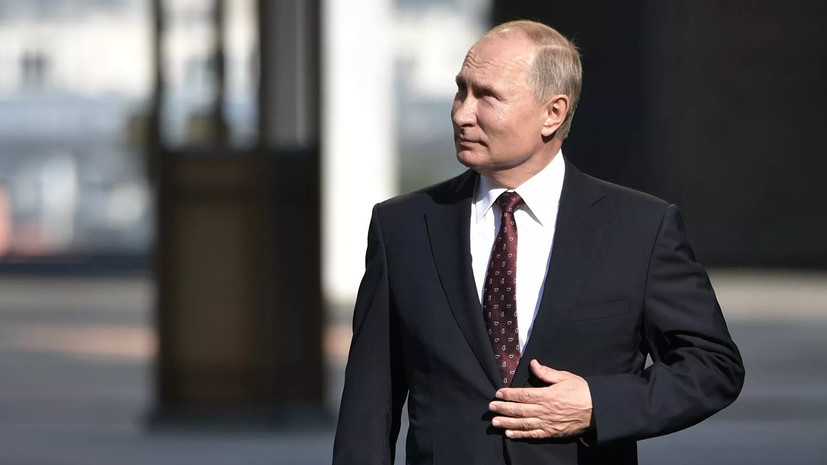 Путин поручил ввести запрет на вывоз необработанных лесоматериалов