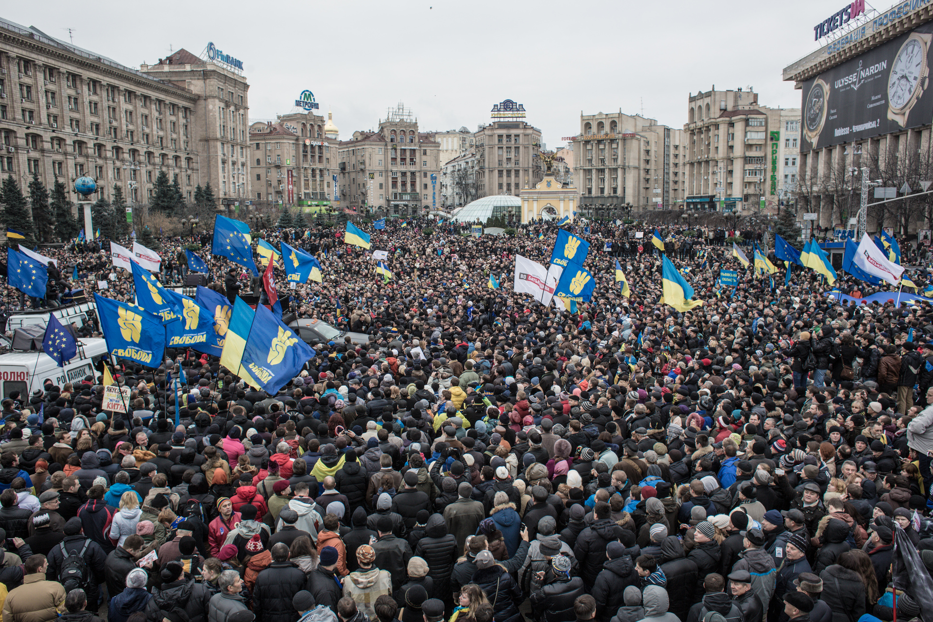 Украинцы радовались. Протестующие на площадь независимости Киев. Митинги Майдан 2014 площадь независимости. Протесты в Украине 2014. Митинг в Киеве 2014.