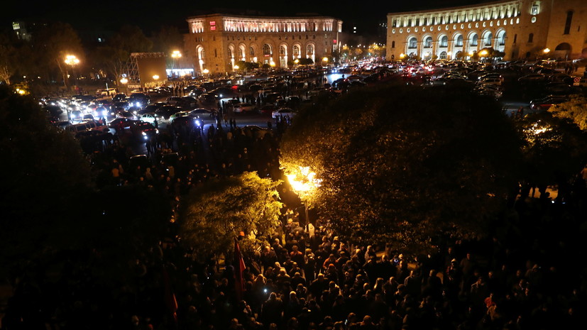 В центре Еревана собрались несколько тысяч протестующих