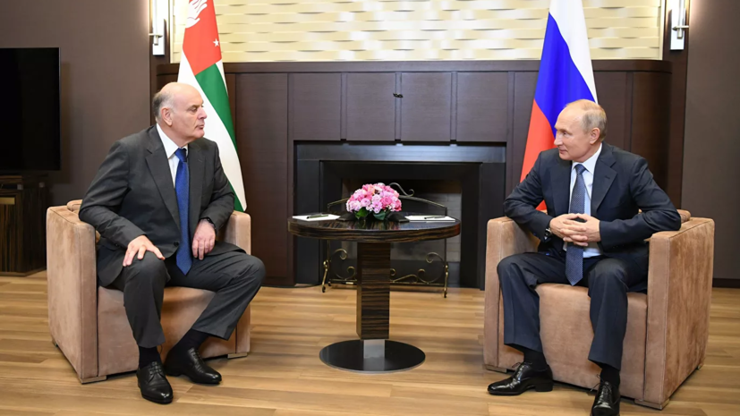 Путин и президент Абхазии провели встречу в Сочи Путин и президент Абхазии провели встречу в Сочи