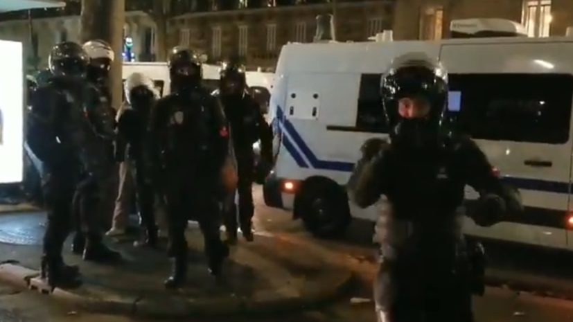 Полицейские в Париже пригрозили привлечь к ответственности журналиста RT France