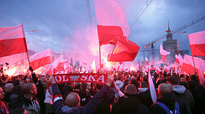 Протестующие во время митинга, организованного крайне правыми националистическими группами, Варшава, 11 ноября 2017