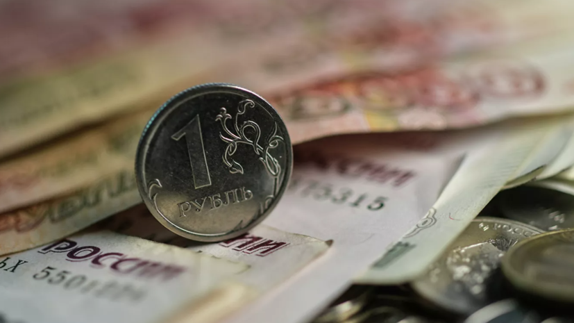Рубль снижается к доллару и евро