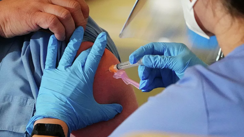 Врач прокомментировал ситуацию с вакцинацией пожилых от COVID-19