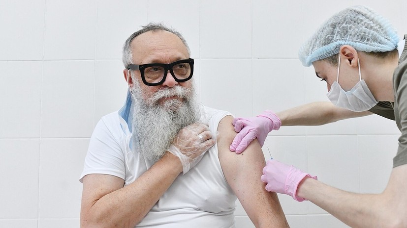 Иммунолог дал советы по вакцинации от COVID-19 для пожилых