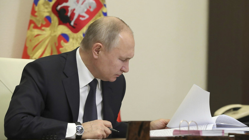 Путин подписал закон о штрафах для чиновников за хамство