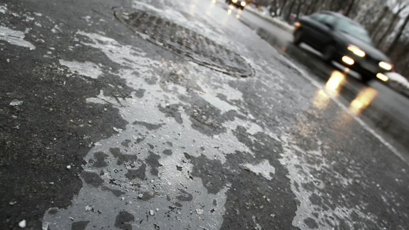 Водителей в Москве предупредили о гололедице