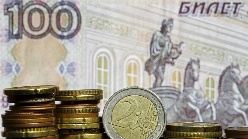 Рубль растёт к доллару и евро