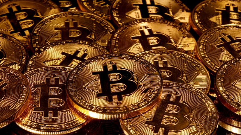 Стоимость биткоина снизилась на 15%
