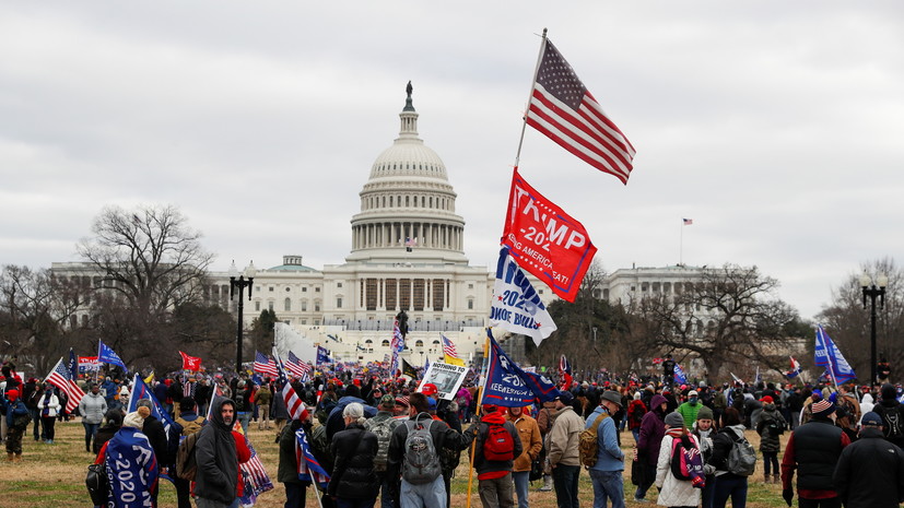 В США протестующие прорвались в Капитолий и окружили зал сената