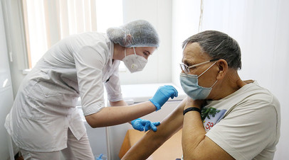 Медсестра делает прививку пациенту от коронавируса вакциной «Спутник-V» («Гам-КОВИД-Вак») в районной больнице Волгограда