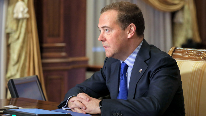Медведев рассказал, что привился от коронавируса