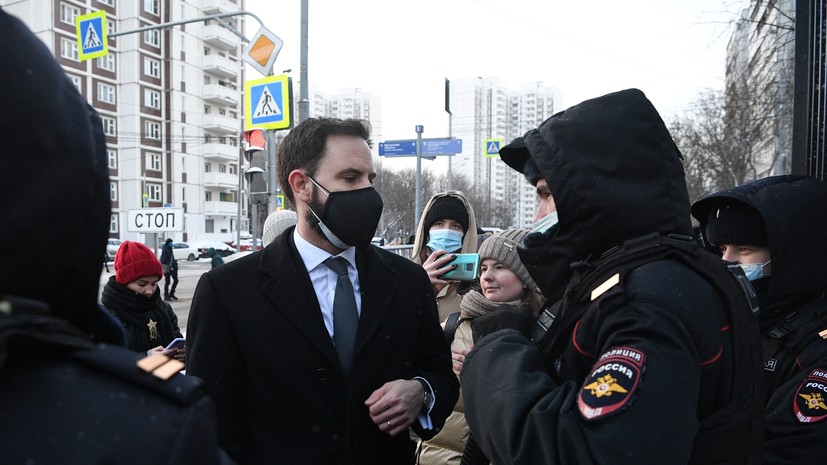 Сотрудник посольства Великобритании прибыл в суд на заседание по Навальному
