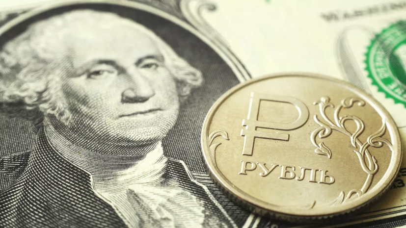 Рубль снижается к доллару и евро