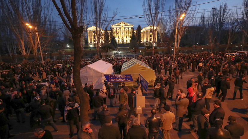 Палатки у здания парламента и конфликт Пашиняна с Генштабом: что известно о ситуации в Армении