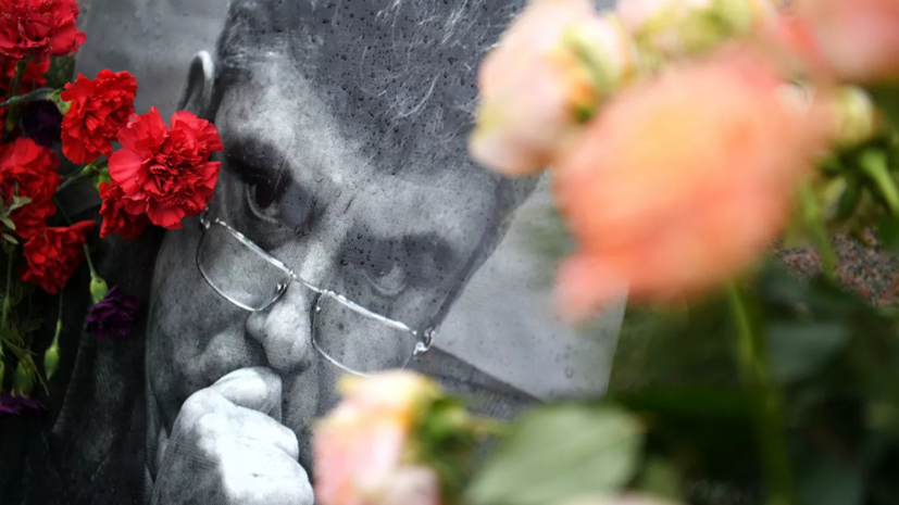 Послы США, Британии и Латвии возложили цветы к месту убийства Немцова